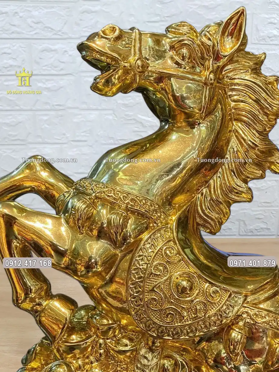 Miệng ngựa mở to, hí vang trời